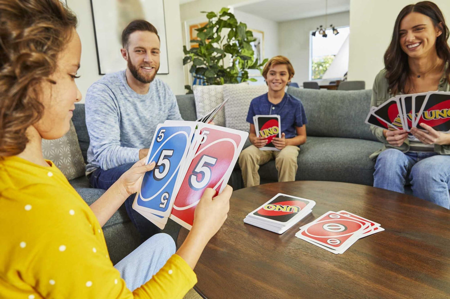 Mattel Games Giant UNO Card Game for Kids, Adults & Family Night, Oversized Cards & Customizable Wild Cards for 2 to 10 Players